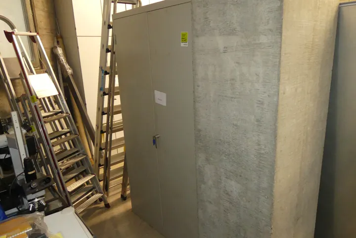 Metallschrank mit Inhalt (Kabel) Maße in cm ca.: 120 x 50 x 213